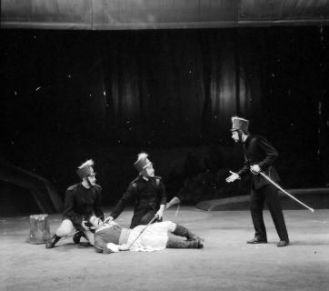 Σκηνή από το ιστορικό δράμα του Γ. Κιτσόπουλου «Ιερός Λόχος» που ανέβηκε στο Θέατρο της Εταιρείας Μακεδονικών Σπουδών σε σκηνοθεσία Γιώργου Μιχαηλίδη το 1973. Αρχείο ΚΘΒΕ