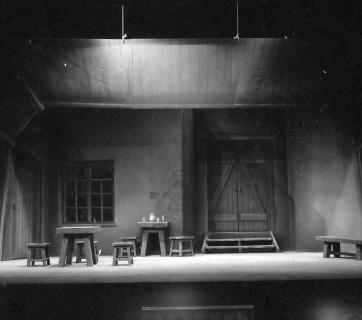 Σκηνή από το ιστορικό δράμα του Γ. Κιτσόπουλου «Ιερός Λόχος» που ανέβηκε στο Θέατρο της Εταιρείας Μακεδονικών Σπουδών σε σκηνοθεσία Γιώργου Μιχαηλίδη το 1973. Φωτ. Σωκράτης Ιορδανίδης, Αρχείο ΚΘΒΕ