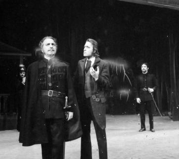 Σκηνή από το ιστορικό δράμα του Γ. Κιτσόπουλου «Ιερός Λόχος» που ανέβηκε στο Θέατρο της Εταιρείας Μακεδονικών Σπουδών σε σκηνοθεσία Γιώργου Μιχαηλίδη το 1973. Αρχείο ΚΘΒΕ