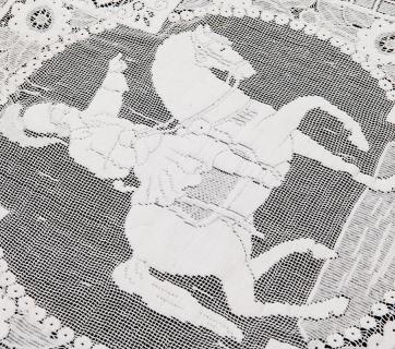 Διακοσμητικό μαξιλάρι προίκας με τον Κολοκοτρώνη έφιππο να φορά την περικεφαλαία. Καλαμάτα, αρχές 20ού αι. Συλλογή Λυκείου των Ελληνίδων. Φωτογραφία: Studio Kominis